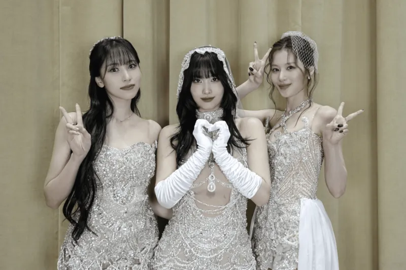 TWICEのミナ、モモ、サナの３人