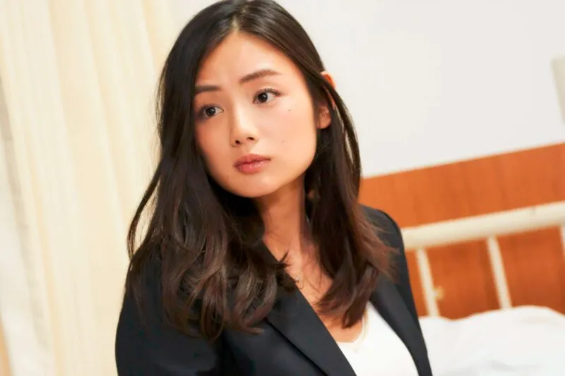 映画で高校教諭役を演じた片山萌美