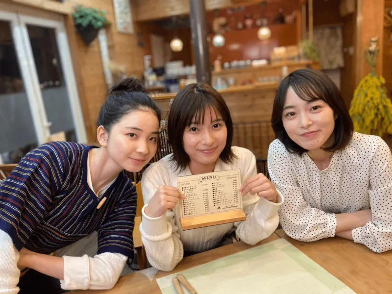 共演者とオフショットを撮る朝倉あき