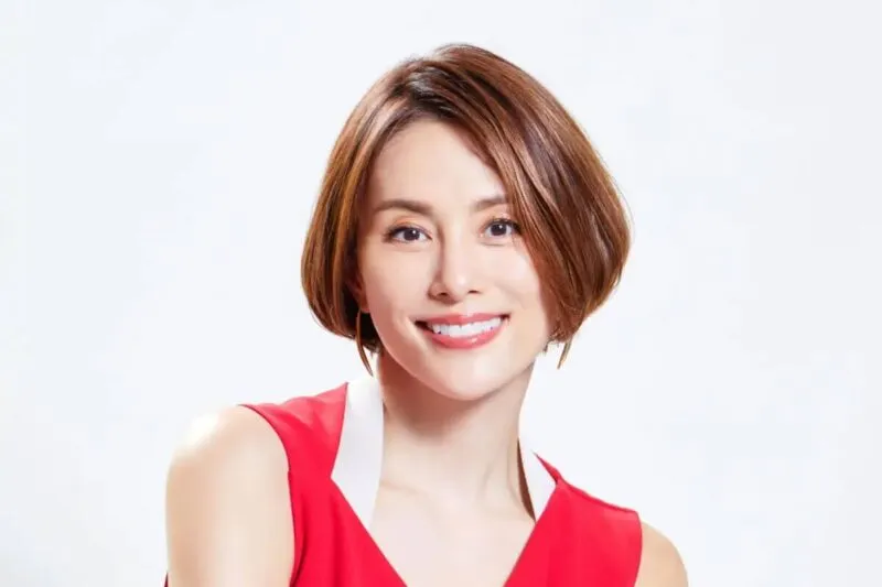 赤いドレスに身を包んだ米倉涼子