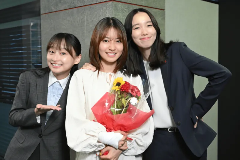 花束を抱く田辺桃子