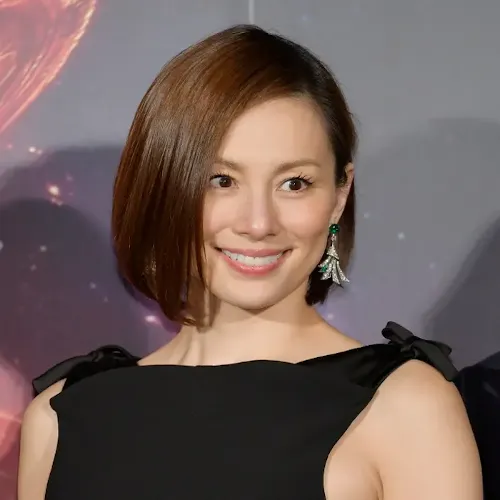 黒いドレスを着ている米倉涼子