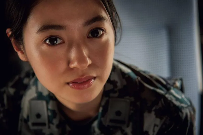 自衛官の衣装に身を包んだ田辺桃子