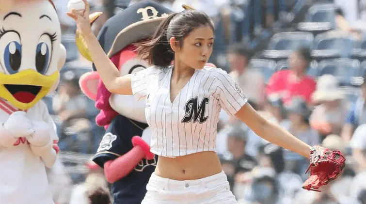 始球式に登場した片山萌美