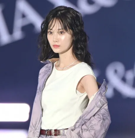 2025年のファッションイベントに登場した山下美月
