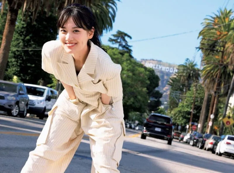 2024年発売の写真集でポーズをとる山下美月