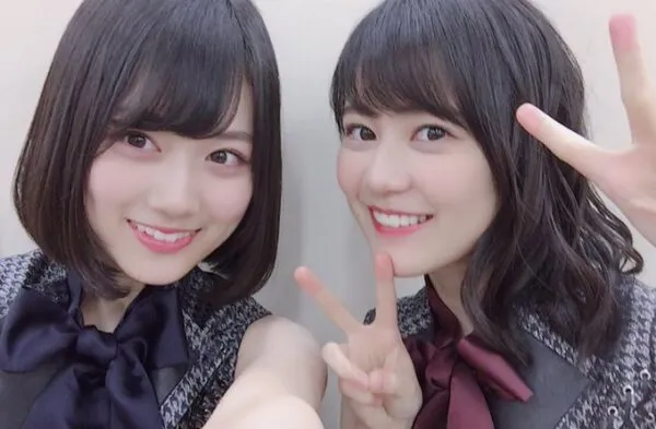 ポーズをとる山下美月と生田絵梨花