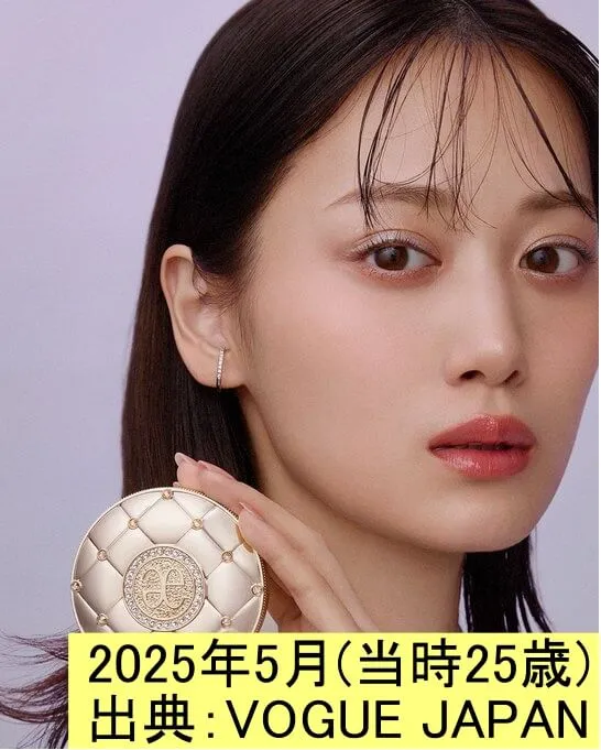 「VOGUE JAPAN」のフェイスパウダーを手にする山下美月 2025.5 出典 VOGUE JAPAN