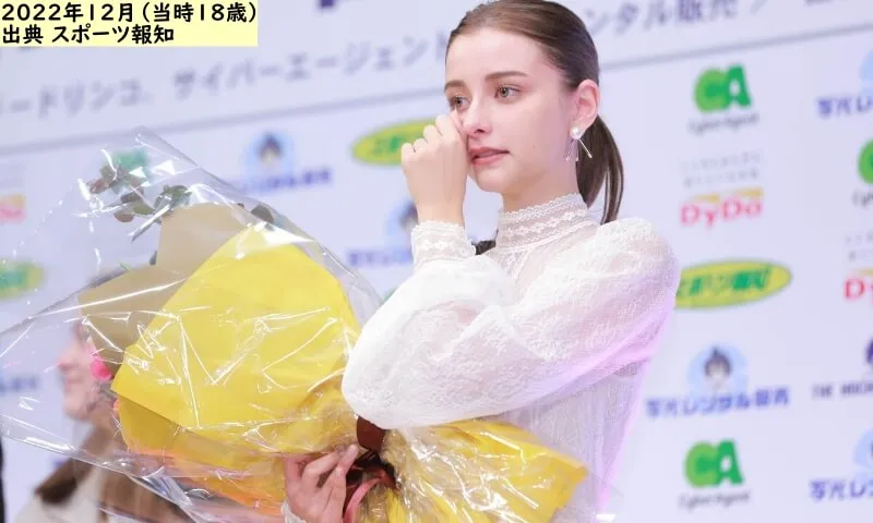 涙を拭う嵐莉菜(出典:スポーツ報知)