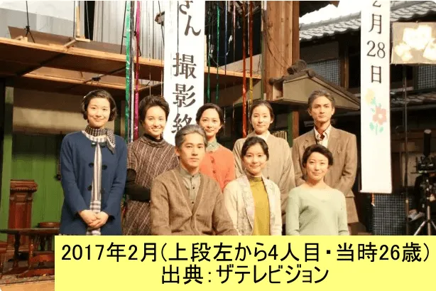 NHK朝の連続テレビ小説「べっぴんさん」のクランクアップで記念写真に収まる蓮佛美沙子【上段左から4人目】 2017_2 出典:ザテレビジョン