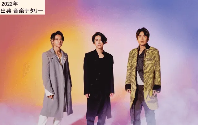 元KAT-TUNメンバーと並ぶ亀梨和也_中央(出典:音楽ナタリー)