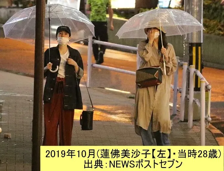 2人で高級焼肉店の食事に向かう蓮佛美沙子(左)と新垣結衣(右) 2019_10(出典:NEWSポストセブン)