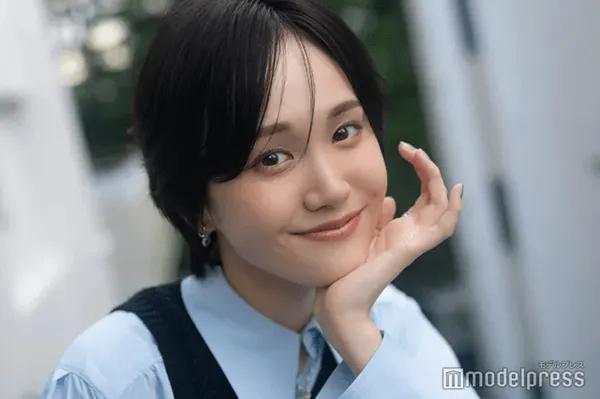 笑顔を見せる尾碕真花_出典モデルプレス