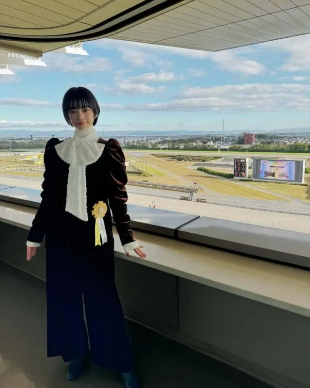 中京競馬場でのイベント後の見上愛_パワーショルダータイプの洋服_出典：インスタグラム