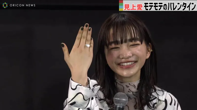 TBSドラマイムズ『liar』の完成披露トークイベントで指輪と一緒に写る見上愛(出典：YouTube_Oricon)