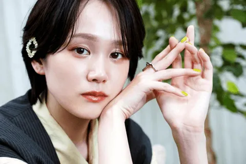 ポーズを取る尾碕真花_出典X