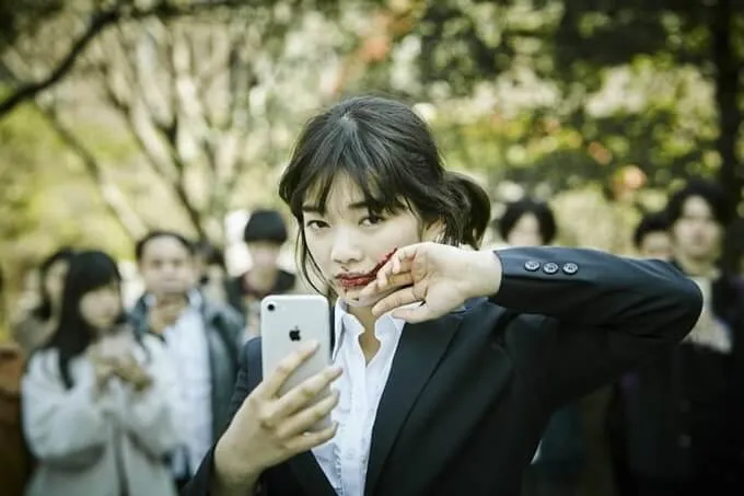 スマホを手に持つ見上愛_映画『プリテンダーズ』スペシャル予告 出典：Oriconニュース