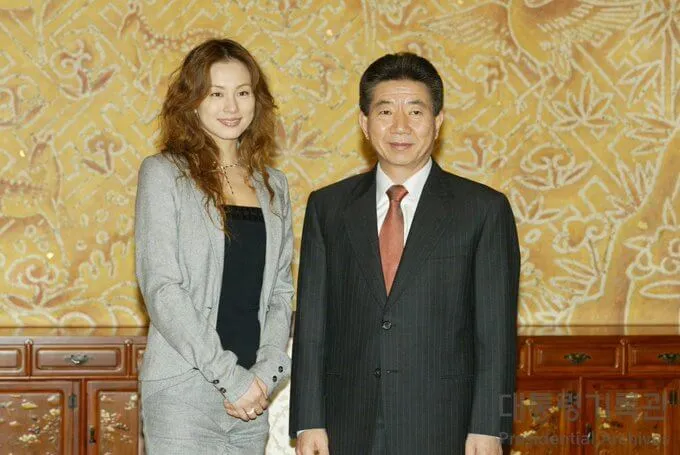 当時の盧武鉉大統領に表敬訪問をした米倉涼子_出典_X