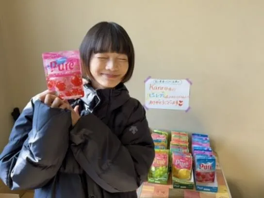 ピュレグミと写る見上愛の画像_出典X