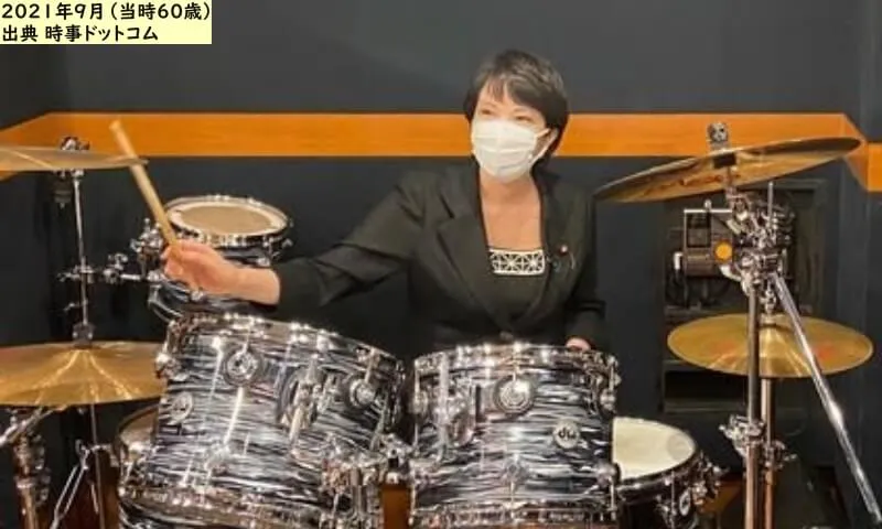 ドラムを演奏する高市早苗（出典：時事ドットコム）「高市早苗首相の歩み 写真特集」