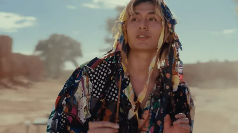 藤井 風の画像　出典：YouTube_藤井風_ 花 (Official Video)