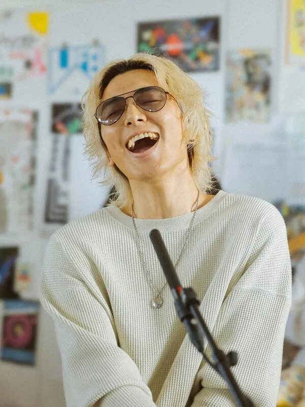 笑う藤井風の画像　出典：タワーレコードオンライン_藤井風NHK「tiny desk concerts JAPAN」初回出演アーティストに決定