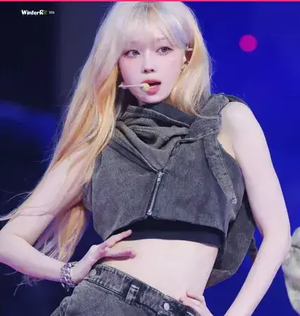 舞台で踊るaespa ウィンターの画像