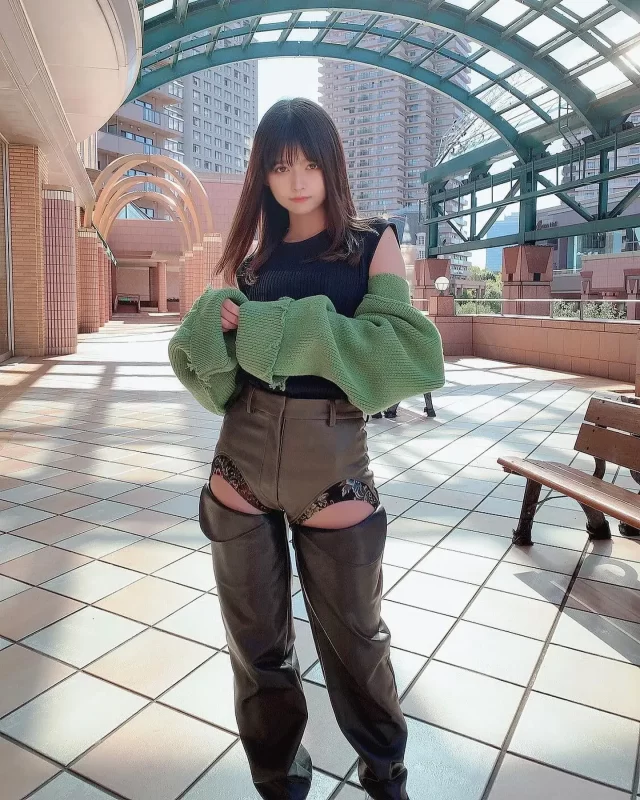 景井ひなの斬新なファッションの画像