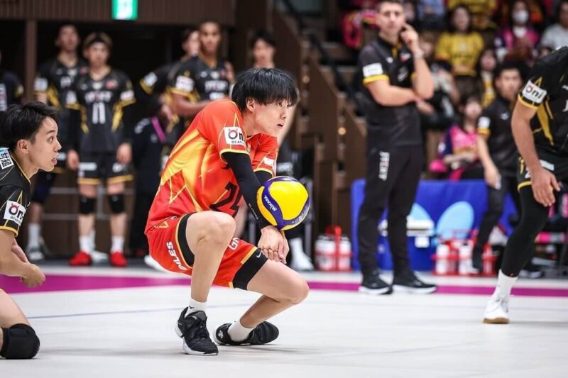 グレベア戦でレシーブを決める小川智大の画像
