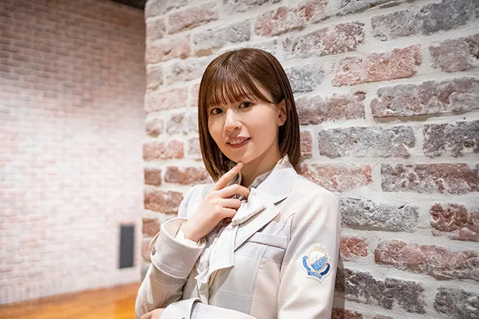 インタビューを受ける松田好花の画像