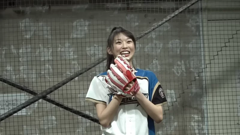 投球練習をする牧野真莉愛の画像