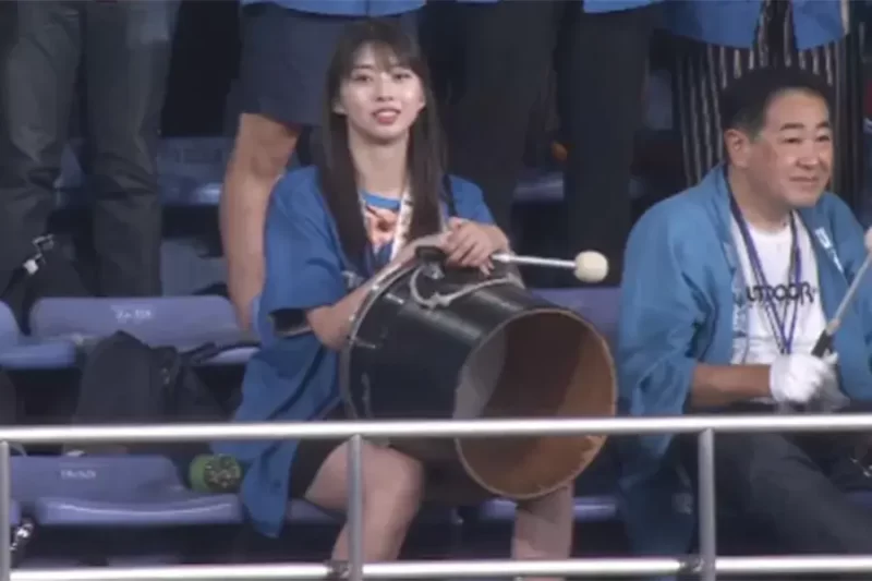 外野席で応援する牧野真莉愛の画像