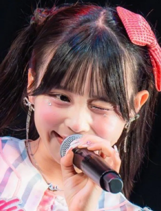 ウィンクをしている村川緋杏の画像