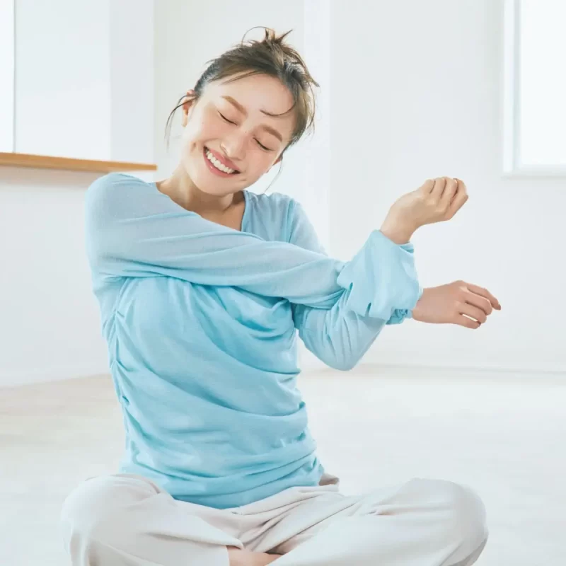 ストレッチをする百田夏菜子の画像