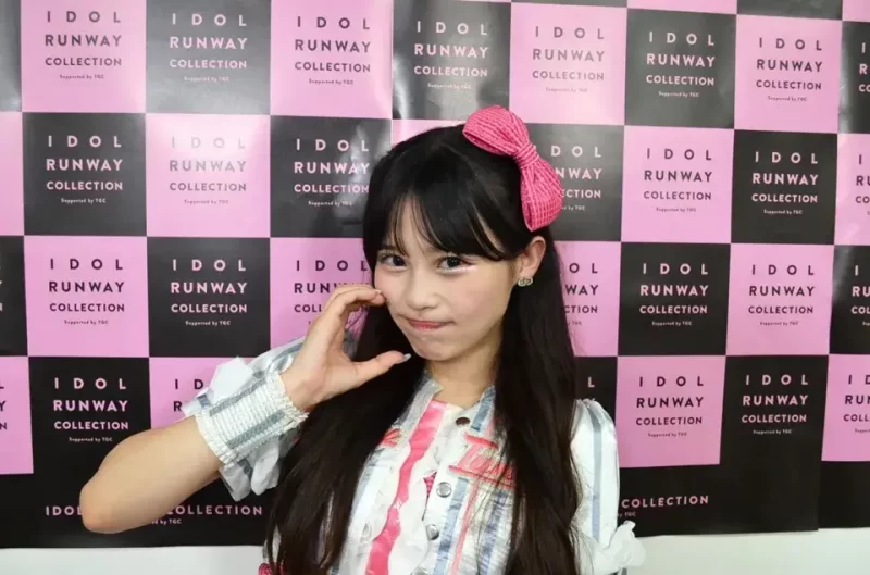 カメラ前でポーズを決める村川緋杏の画像